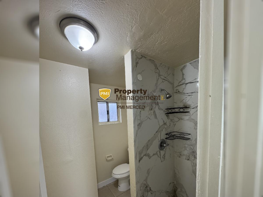 Building Photo - Charming Studio Apartment in Atwater!