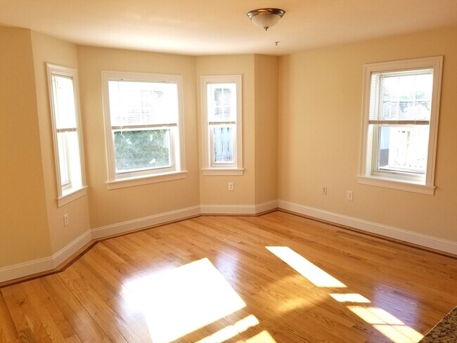Building Photo - 353 Bowdoin St