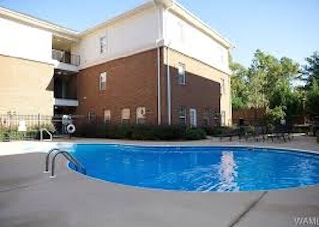 Piscina comunitaria con asientos - 3218 Veterans Memorial Pky