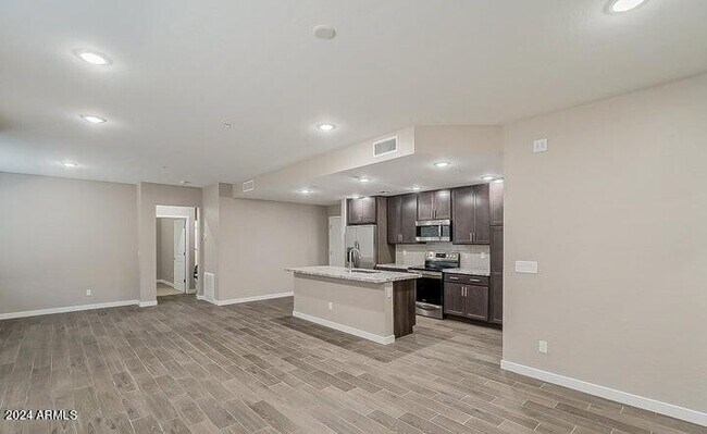 Foto del edificio - 155 N Lakeview Blvd