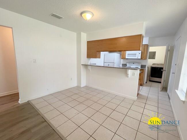 Building Photo - Inviting 2 Bedroom Duplex in Crestview!