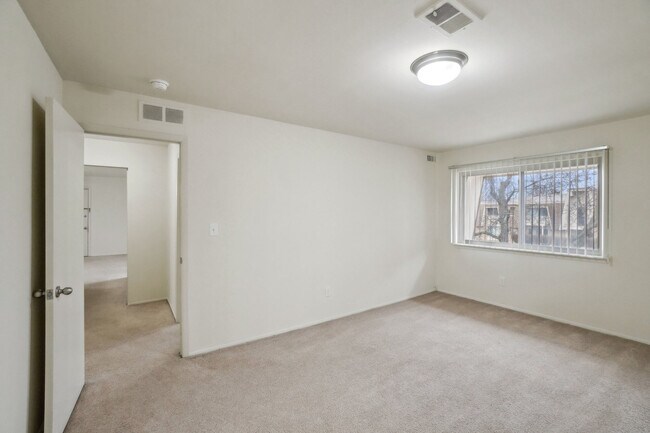 Foto del edificio - Orleans Place Apartments