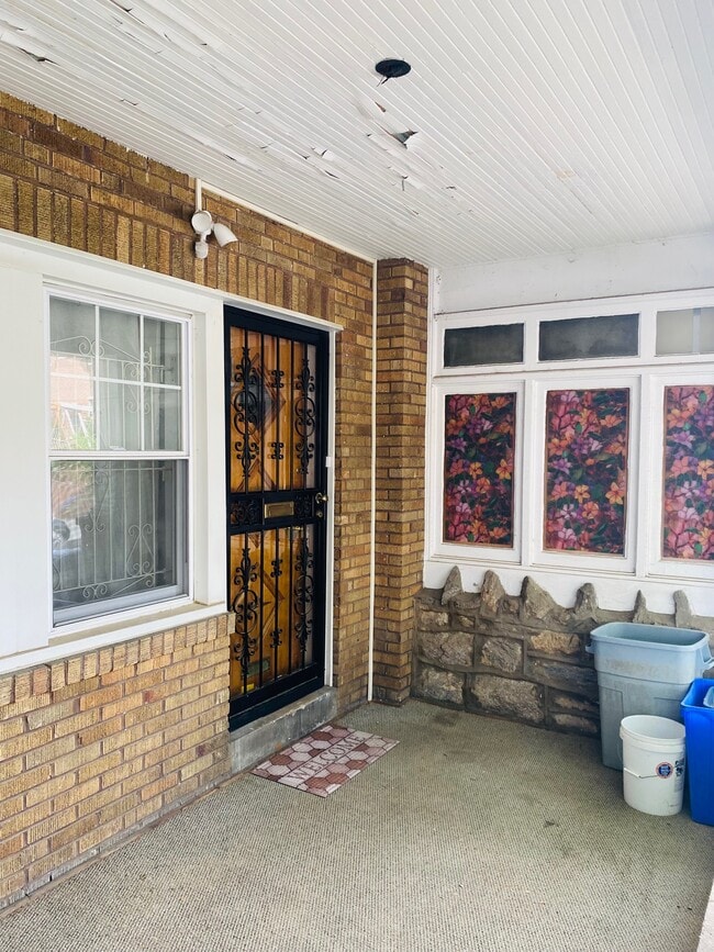 Building Photo - 882 Corinthian Ave