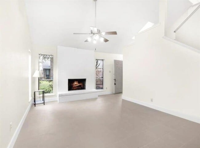 Building Photo - 13949 Hollowgreen Dr