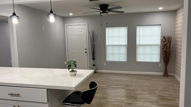 Foto del edificio - 8226 Darlington Dr