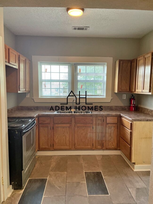 Building Photo - Spacious 2 Bedroom Home in a Central Locat...