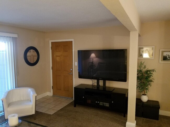 Foto del edificio - Nicely updated 1/1 downtown condo