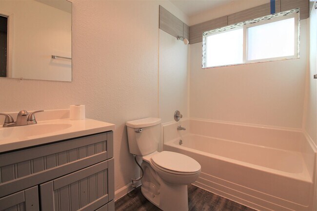 Building Photo - 1 Bed/1 Bath Apartment in Kennewick 4-Plex
