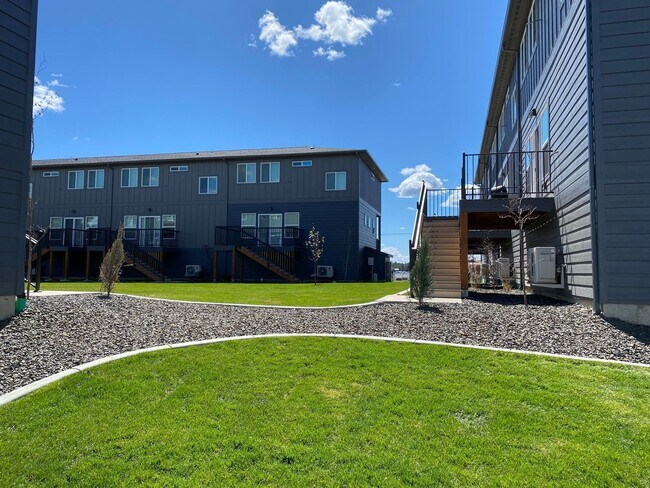 Building Photo - Stunning 3-Bed, 2.5-Bath 3-Level Townhomes in Deer Park, Townhomes Available September 10th!