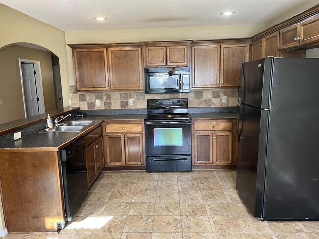 Building Photo - 4 Bedroom! Students Welcome!