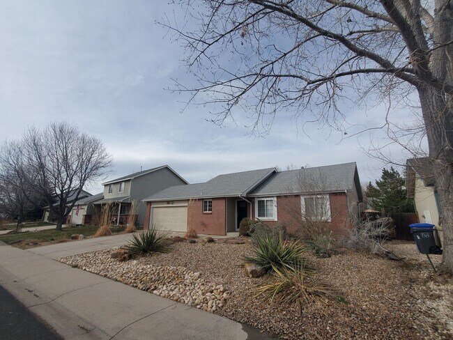 Building Photo - Beautiful 4 Bedroom Home with Large Baseme...