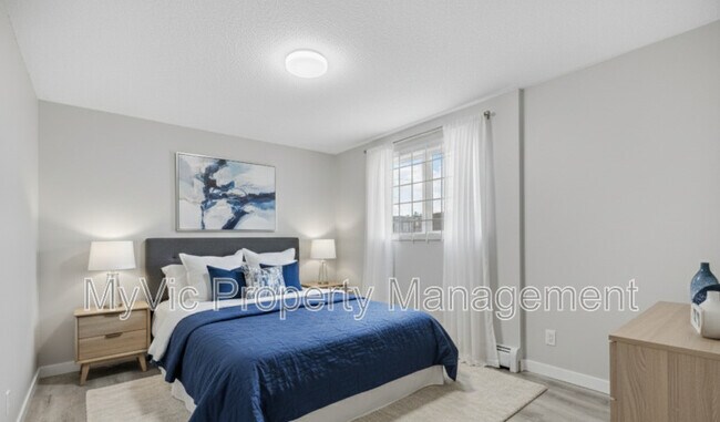 Photo du bâtiment - 9740-9782 82 Ave NW