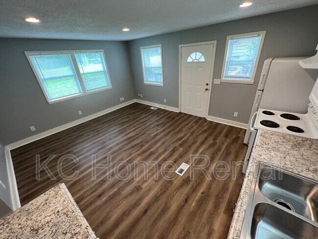 Building Photo - 10201 E 31st St S