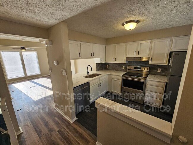 Foto del edificio - 9445 Lexington Cir