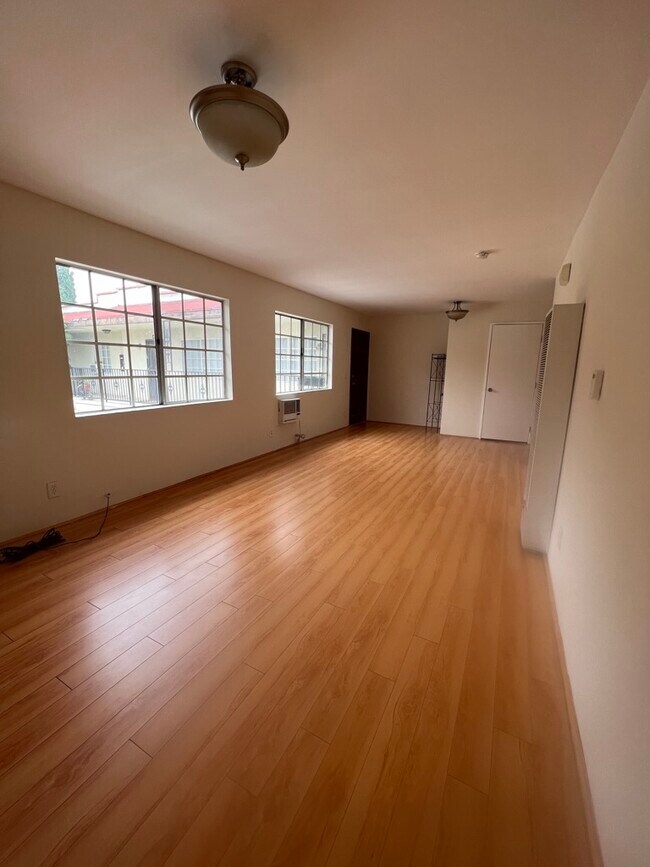 Foto del edificio - 1170 N Hobart Blvd