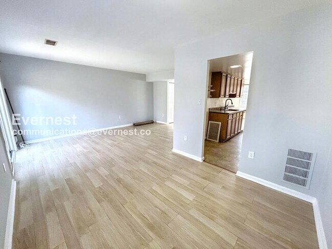 Foto del edificio - 3 Bed/2 Bath Townhome with Off-Street Parking / Pet-Friendly / Available Now!