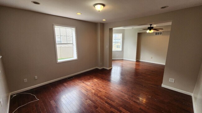 Foto del edificio - Corner 1st and 2nd flr. unit with central ...