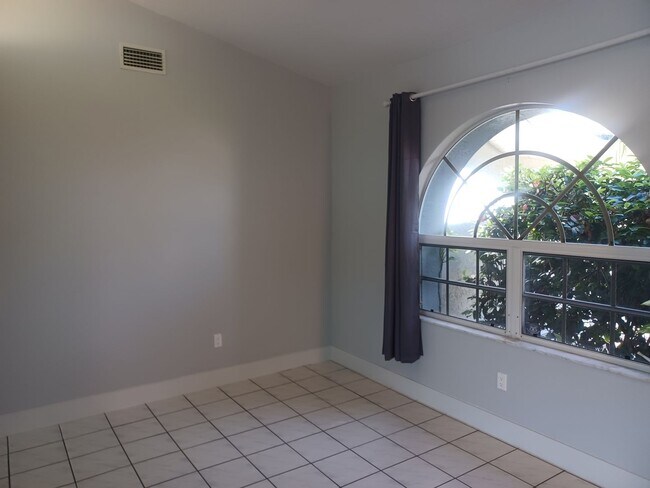 Building Photo - 4416 SW 24th Ave