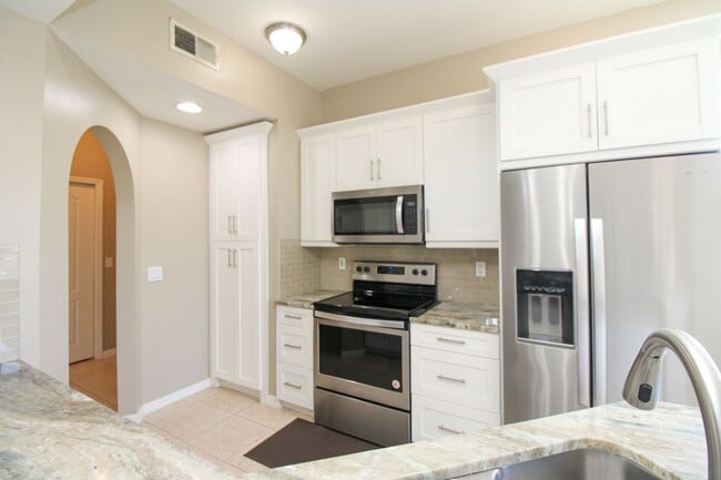 Building Photo - ***ANNUAL RENTAL***3 BEDS/2 BATHS***ATTACHED GARAGE***NOW AVAILABLE***BRIARWOOD***