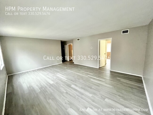 Foto del edificio - Remolded Three Bedroom Apartment for Rent