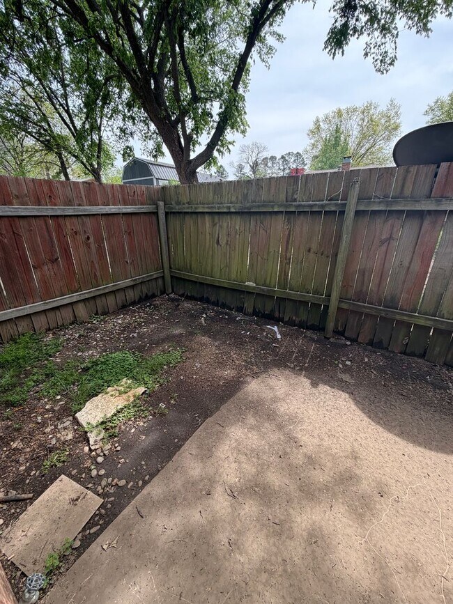 Foto del edificio - 2511 Oakhurst Dr