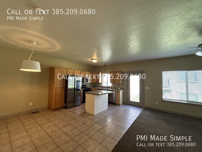 Foto del edificio - Huge 4BR Townhome near Trax Station