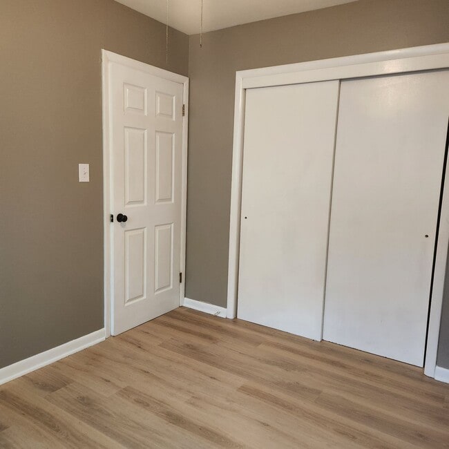 Building Photo - 320 Roney Dr