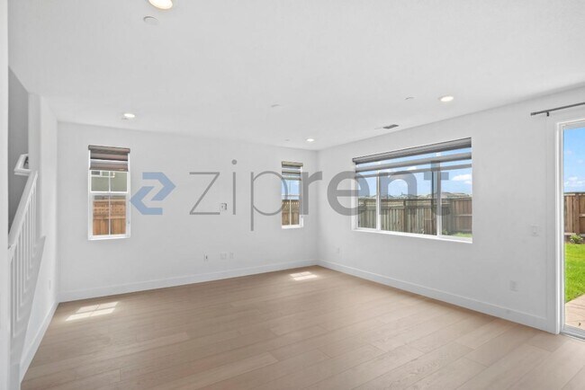 Building Photo - Unit