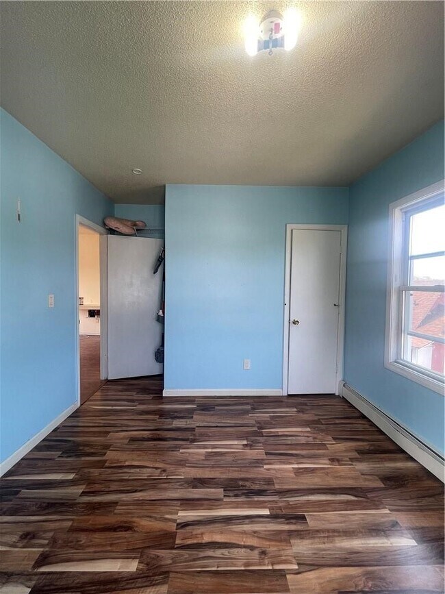 Foto del edificio - 2304 Barnum Ave