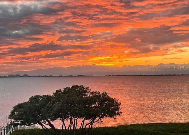 Foto del edificio - 7676 Westmoreland Dr