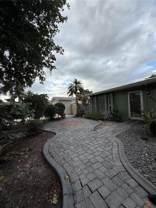 Building Photo - 407 SE 4th Terrace