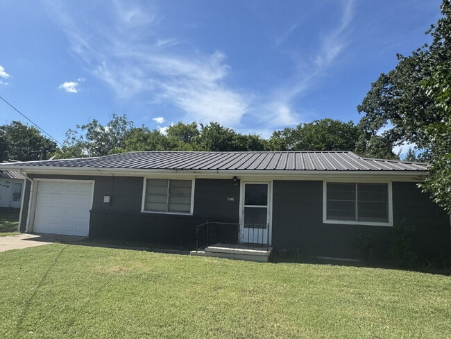 Building Photo - Cozy 2 Bed, 1 Bath Home