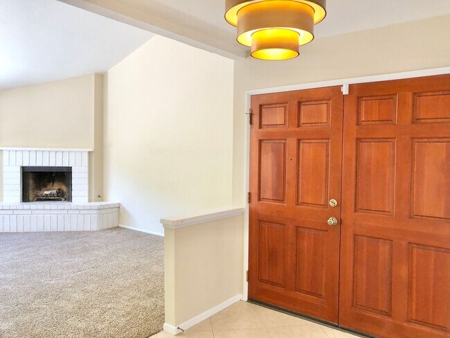 Foto del edificio - Sweet Single-Story, Completely Detached, in the Picturesque Fallbrook Village HOA Community!