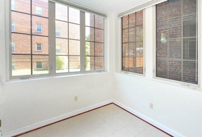 Building Photo - 305 Whittier St NW