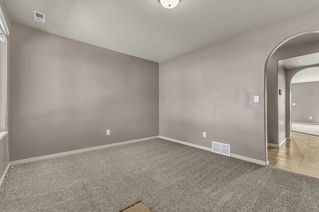 Foto del edificio - Spacious 4-Bedroom Home Near Hill Air Force Base