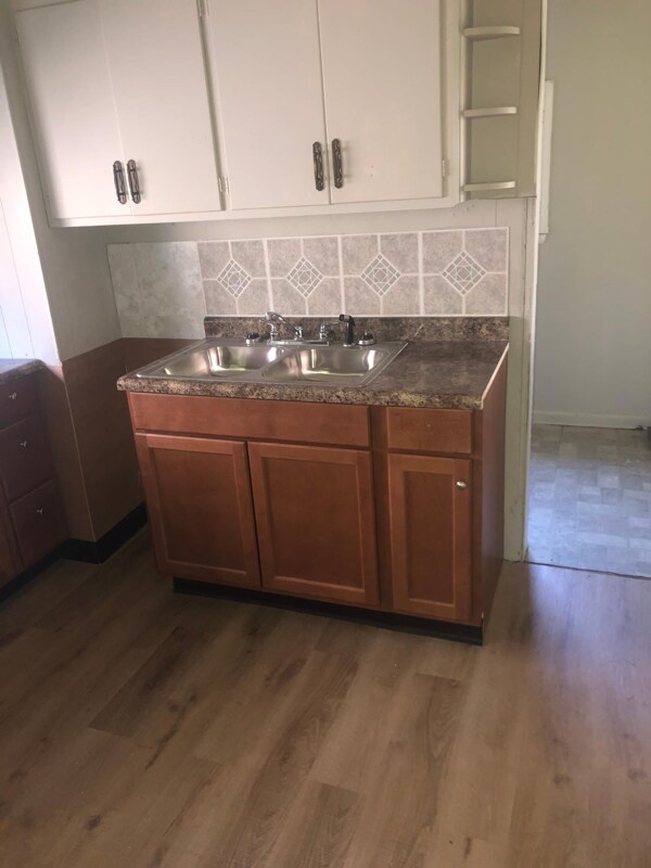 Foto del edificio - 406 Logan Ave