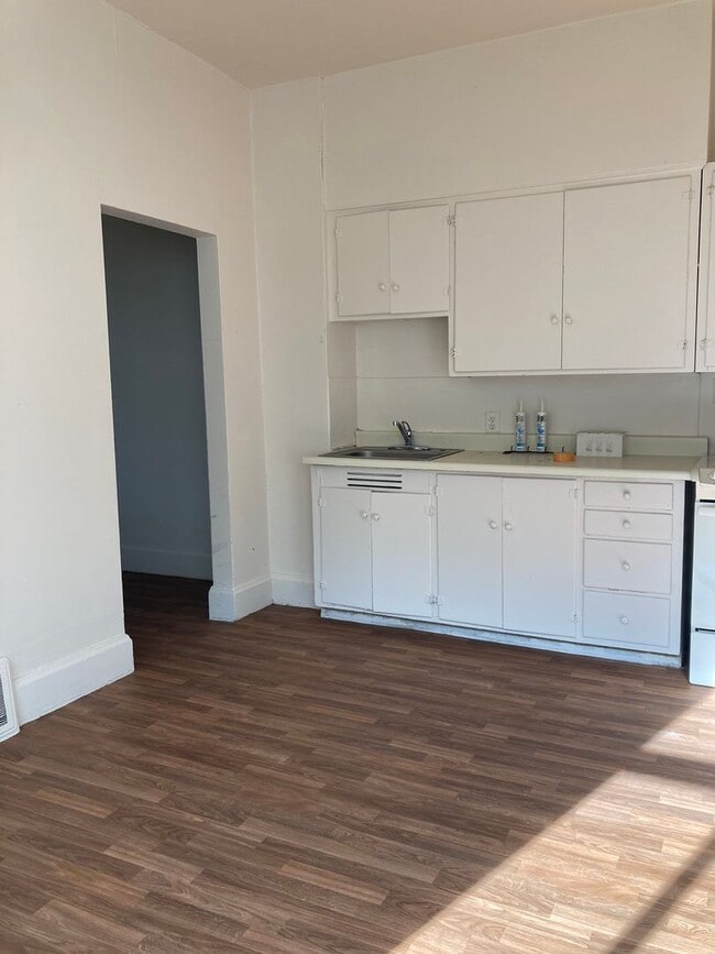 Building Photo - 5028 N Nelson St