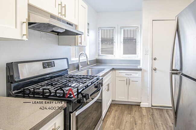 Building Photo - Charming, Vintage, Spacious Two Bedroom wi...