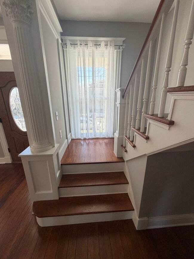 Building Photo - Beautifully Renovated Swansboro Home