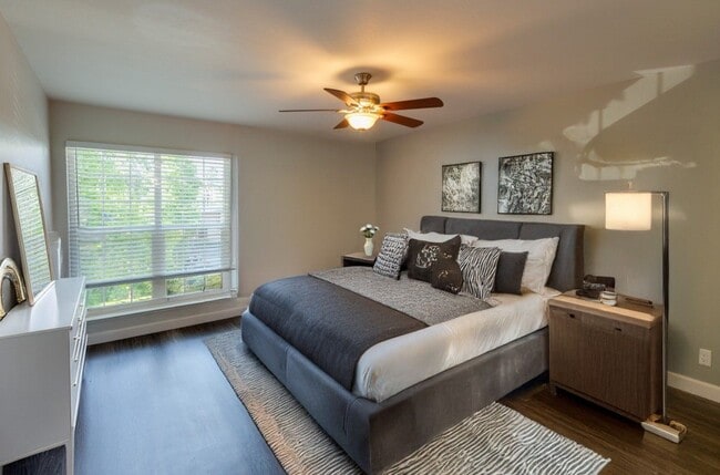 Foto del edificio - Redwood Plaza Apartments