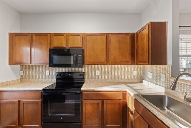 Foto del edificio - Raleigh Townhome For Rent in Hedingham Com...