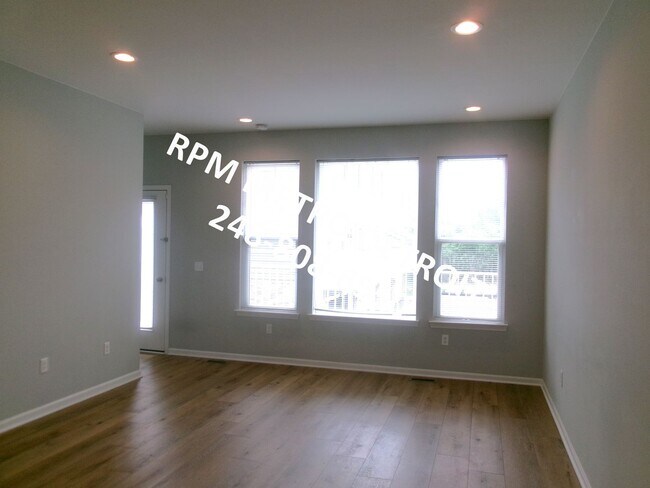 Building Photo - Modern 2021-Built Townhouse Condo in Prime...