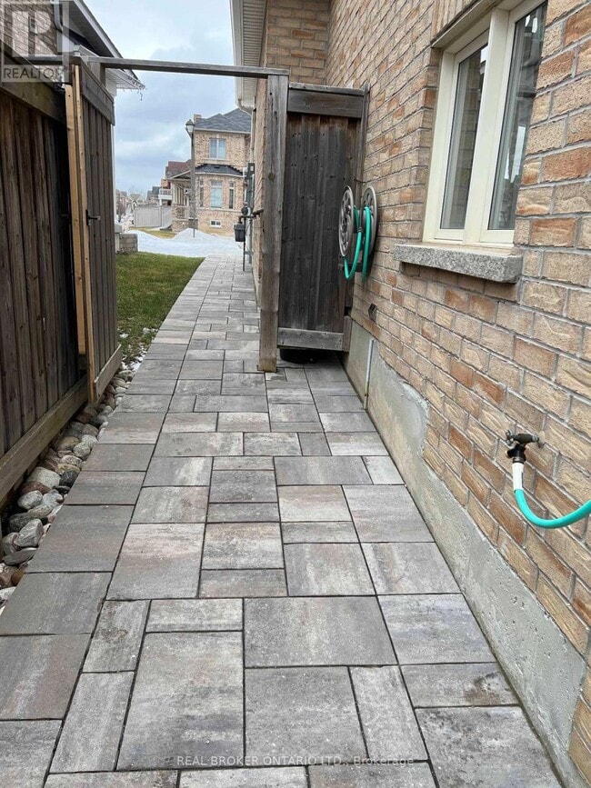 Building Photo - 70 Juglans Crescent