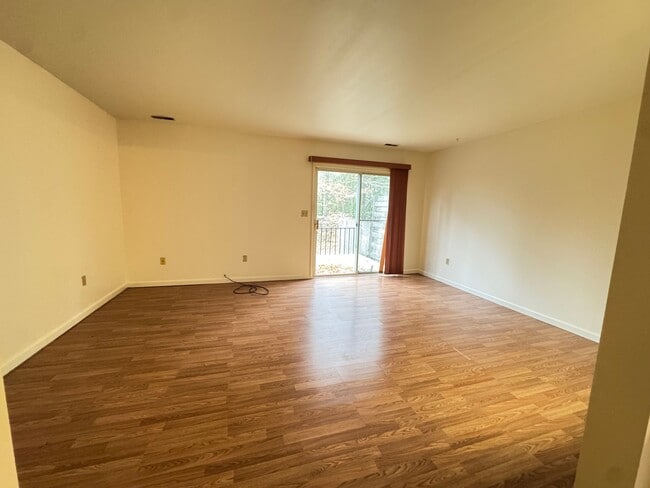 Foto del edificio - 16136 Clarence Ct