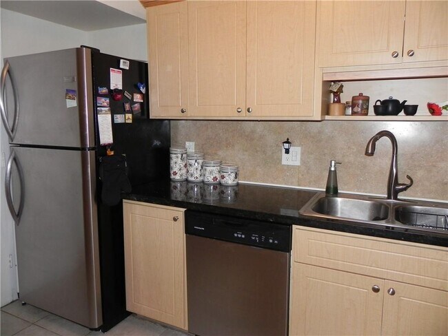 Building Photo - 4400 Hillcrest Dr
