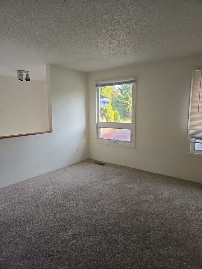 Foto del edificio - PRELEASING NOW: Large 6 bed/2 bath home!