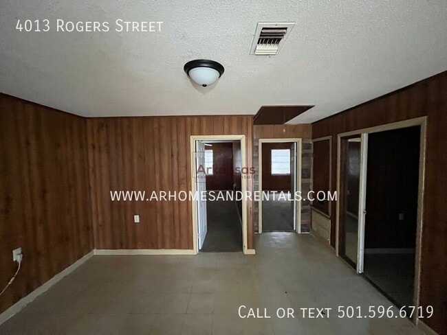 Building Photo - 4013 Rogers St