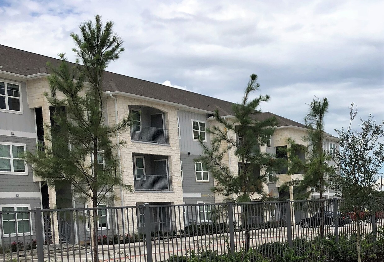 Silverwood at Hackberry Creek Apartments Mont Belvieu, TX