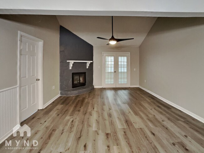 Building Photo - 208 Oak Cir N