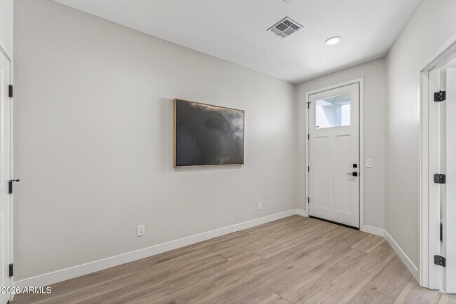 Building Photo - 2601 E Clarendon Ave